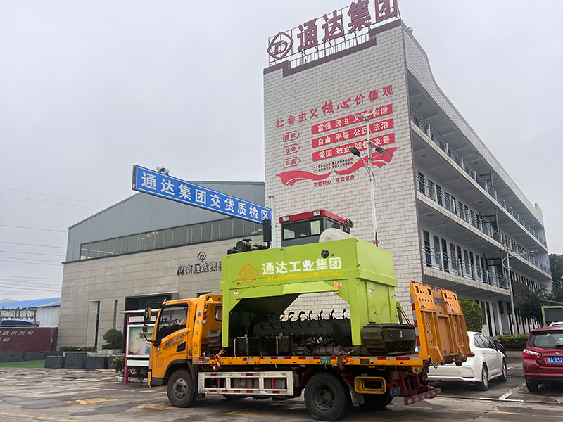 2.6米履帶翻拋機(jī)發(fā)往河北邢臺老客戶現(xiàn)場